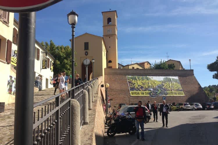 Hier gehts in Tavullia zum Zentrum des offiziellen Rossi-Fanclubs