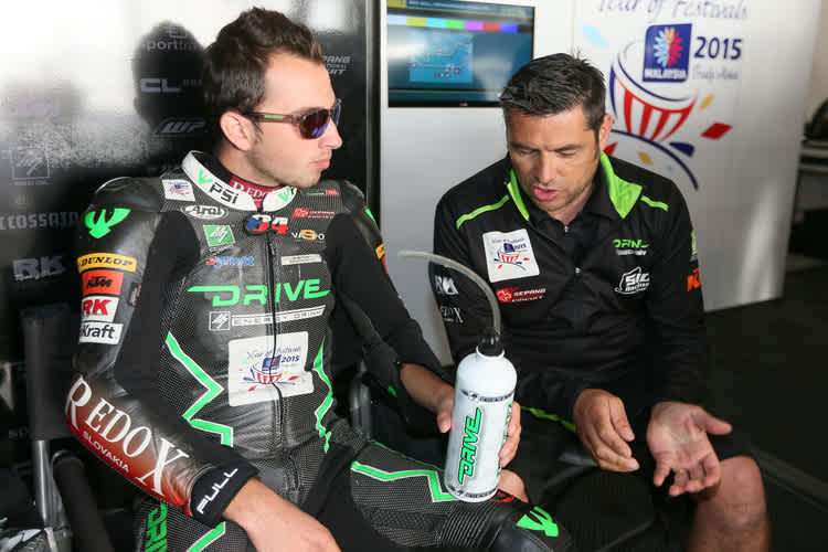 Jakub Kornfeil in der Box des Drive M7 SIC-KTM-Teams aus Malaysia