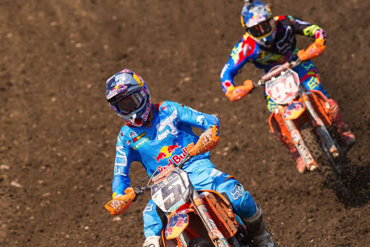 Ken Roczen (94) verliert Ryan Dungey  (5) im ersten Lauf nicht aus dem Blick, zum Überholen reichte es nicht