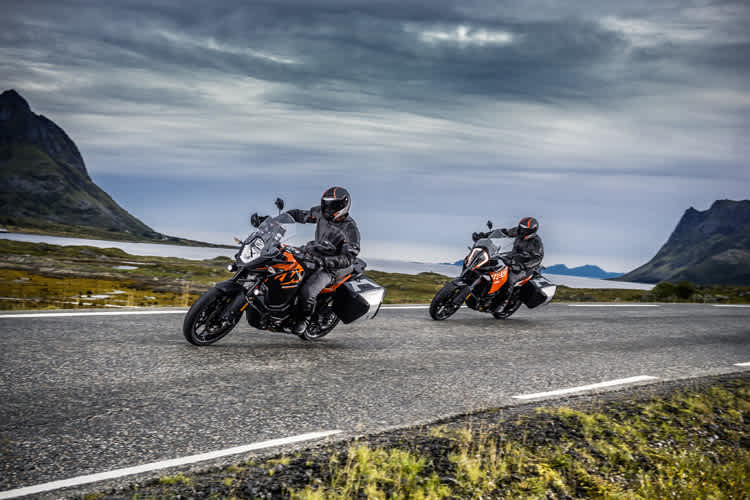 KTM 1090 Adventure (vorne) und 1290 Adventure S: Vielseitig einsetzbare Reiseenduros