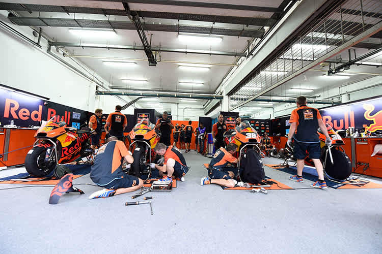 Die Red-KTM-Box mit Espargaró und Smith 2018