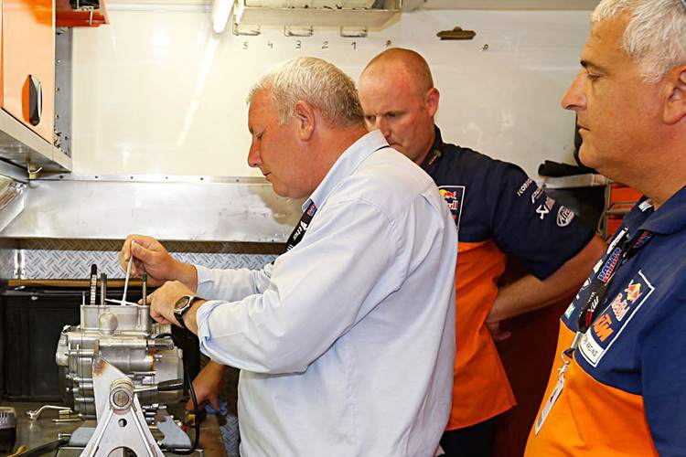 Andy Summers bei der Vermessung des Motors