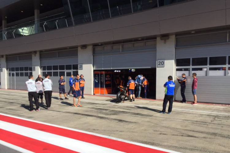 Vor der KTM-Box: Viel Interesse der Konkurrenz