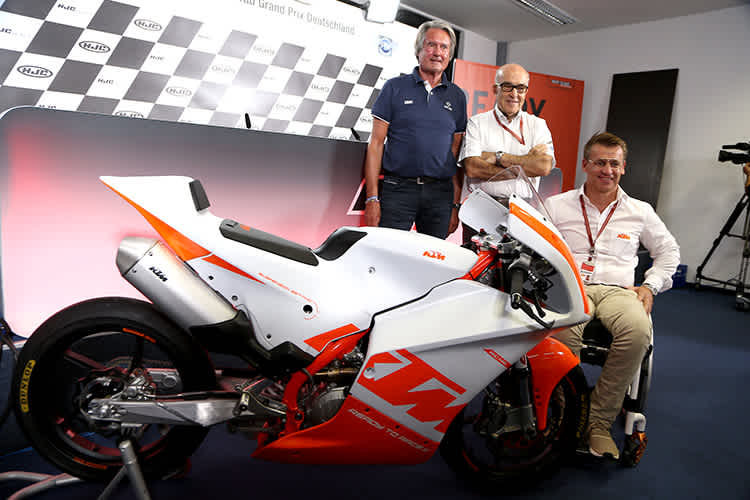 Die neue KTM mit Tomczyk, Ezpeleta und Pit Beirer