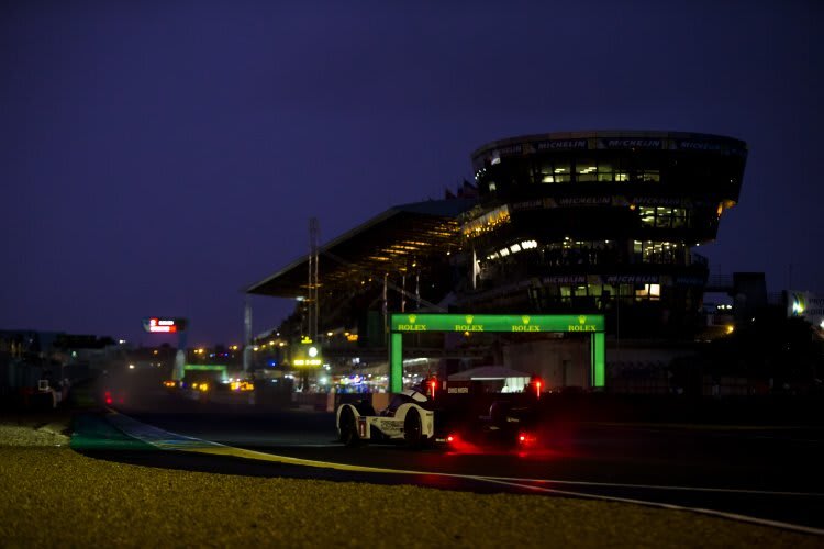 Timo Bernhards Porsche 919 Hybrid bei Dunkelheit während der 24h von Le Mans 2016 