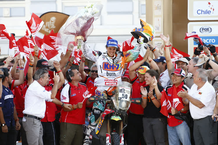 Honda-Fahrerin Laia Sanz wird auf dem Podest in Valparaiso gefeiert