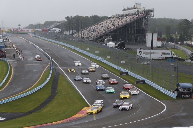 Die GT-Wagen am Ende von Start/Ziel in Watkins Glen