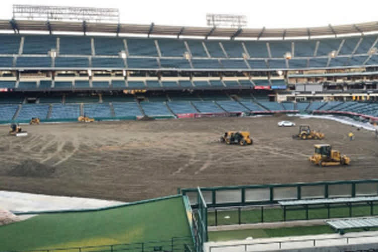 Der Spielfeldrasen im Angel Stadium wurde mit einer Zwischenschicht abgedeckt