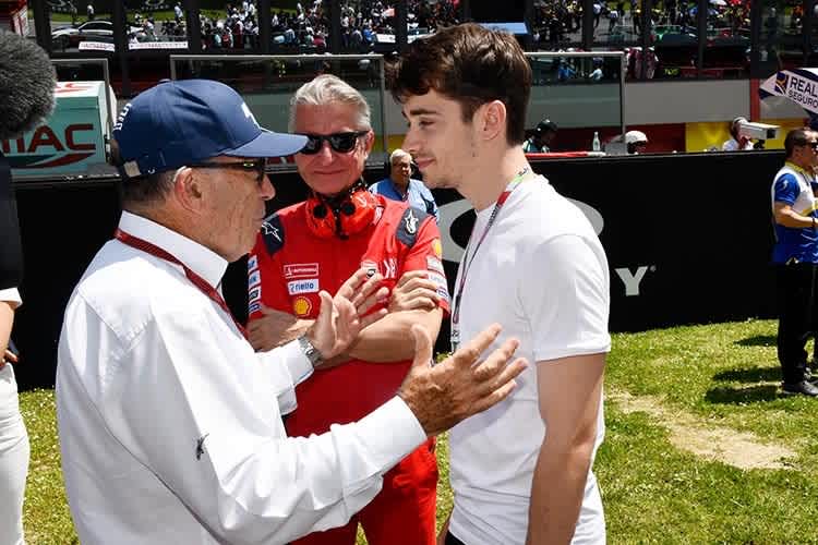 Charles Leclerc mit Carmelo Ezpeleta, dahinter Ducati-Sportdirektor Ciabatti