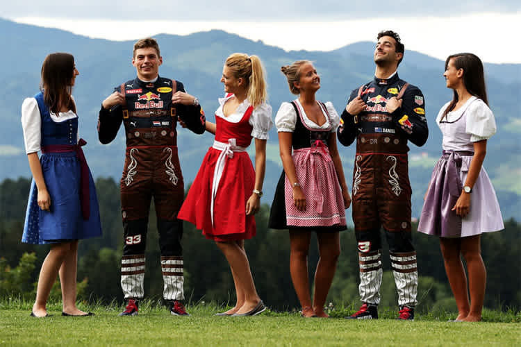 Daniel Ricciardo und sein Teamkollege Max Verstappen waren im Lederhosen-Look unterwegs