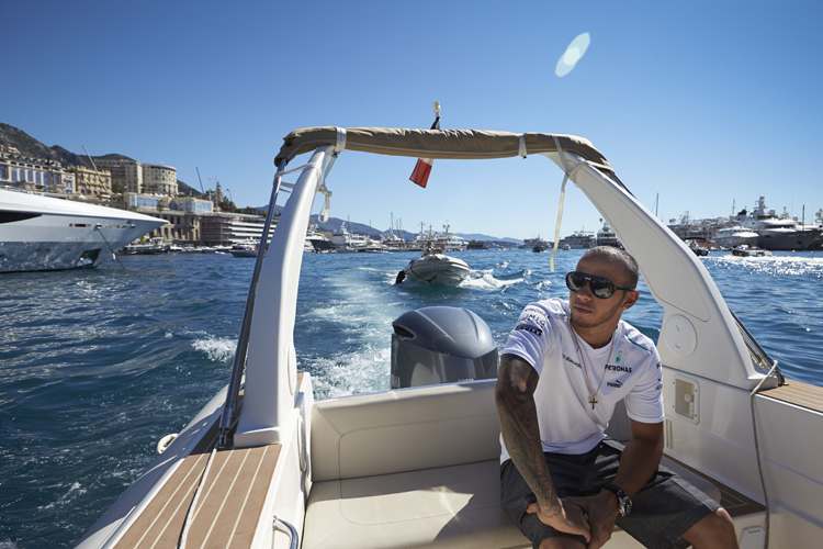 Lewis Hamilton ist im schönen Monte Carlo zuhause – und wird dafür kritisiert