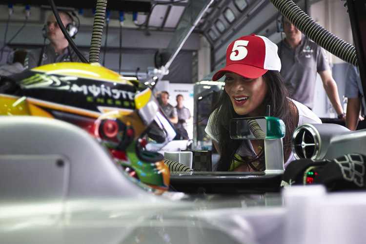 Romantik in der Startaufstellung: Lewis Hamilton nimmt seine Nicole Scherzinger gerne zu den Rennen mit