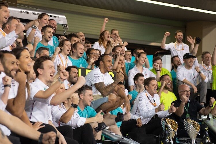 Lewis Hamilton entzückt einige Kids