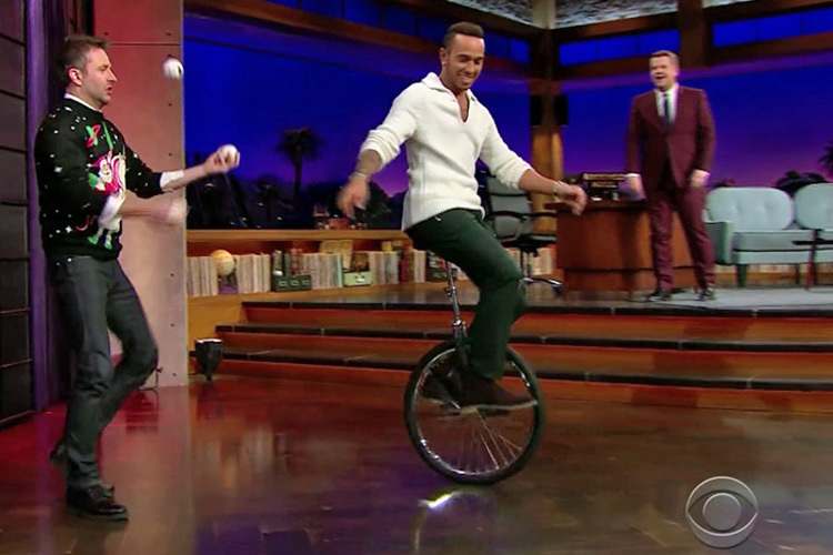 Lewis Hamilton führte in der Late Late Show von James Corden ein Kunststück der besonderen Art vor.