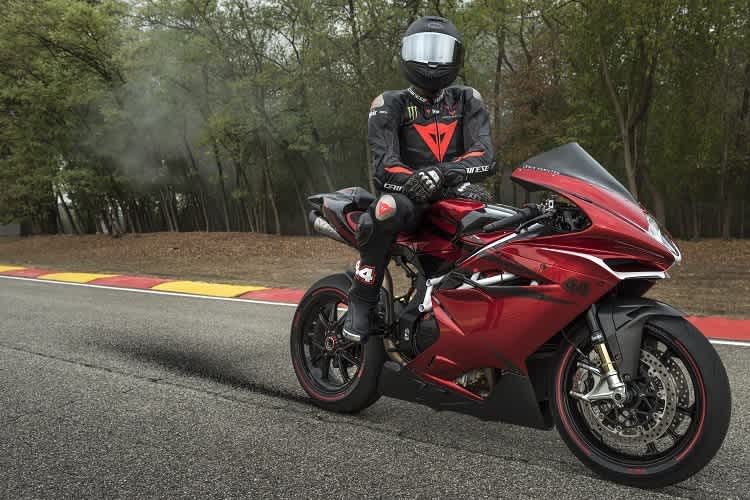 Inkognito: Lewis Hamilton halt nicht nur bei der Gestaltung der F4 LH44, er fuhr sie auch