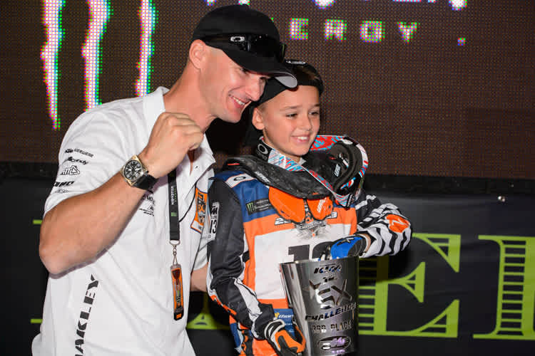 Dritter Rang beim 50-ccm-Supercross: Vater Stefan freut sich mit Liam Everts