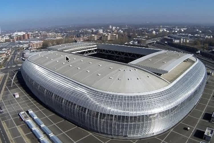 Supercrossrennen im überdachten Fußballstadion von Lille