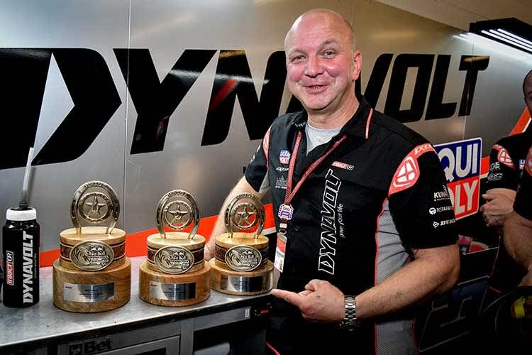 Jürgen Lingg mit den drei Pokalen aus Texas