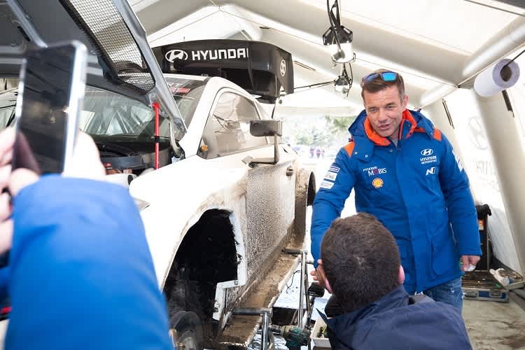   Sébastien Loeb im Testlager von Hyundai