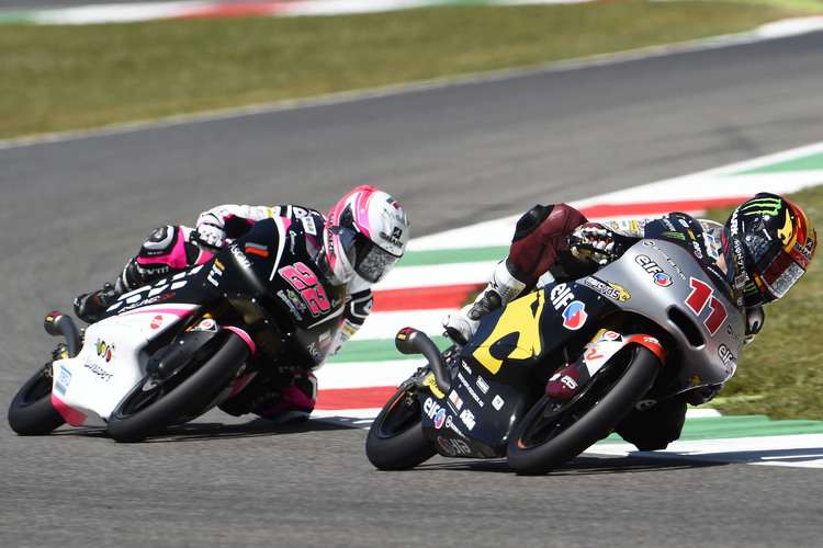 Livio Loi (11) in Mugello vor Ana Carraso (beide auf Kalex-KTM)