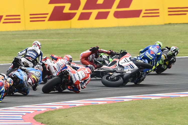 1. Runde, 1. Kurve: Lorenzo hat Iannone berührt