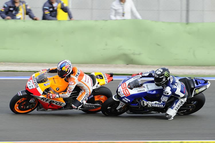 Mehrere Berührungen: Dani Pedrosa (26) wird von Jorge Lorenzo angestubst