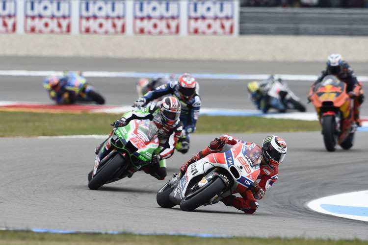 Im Rennen: Lorenzo (99) in ungewohnter Gesellschaft vor Lowes (22), Baz und Pol Espargaró