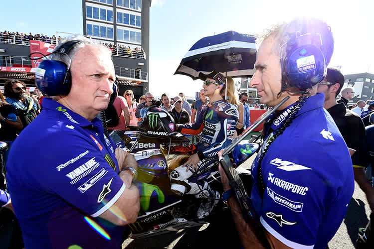 Valencia-GP 2016: Lorenzo am Startplatz mit Forcada (li.) und Meregalli