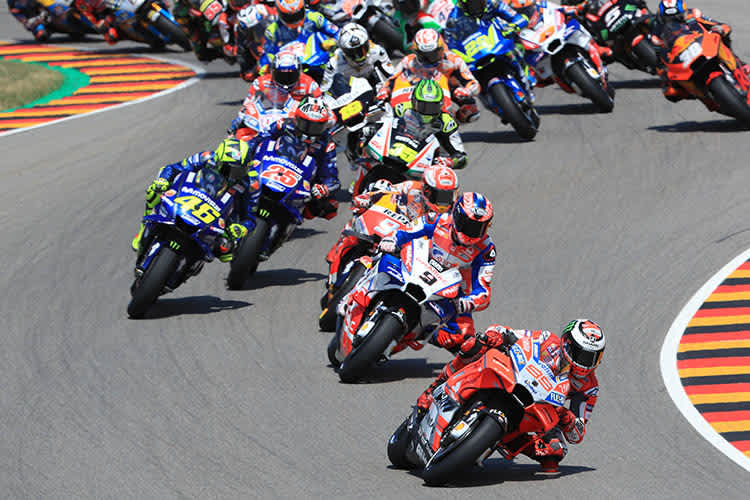 Sachsenring: Jorge Lorenzo (99) führt vor seinem Nachfolger Petrucci (9)