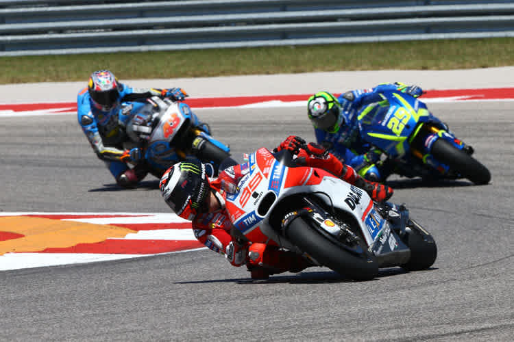 Im Rennen: Lorenzo (99) wehrt sich gegen Iannone und Miller
