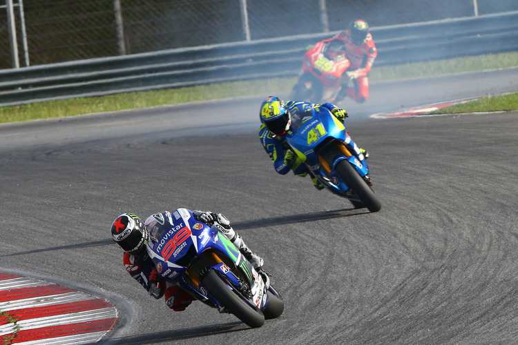 Jorge Lorenzo vor Aleix Espargaró, dessen Suzuki qualmt, dahinter Iannone
