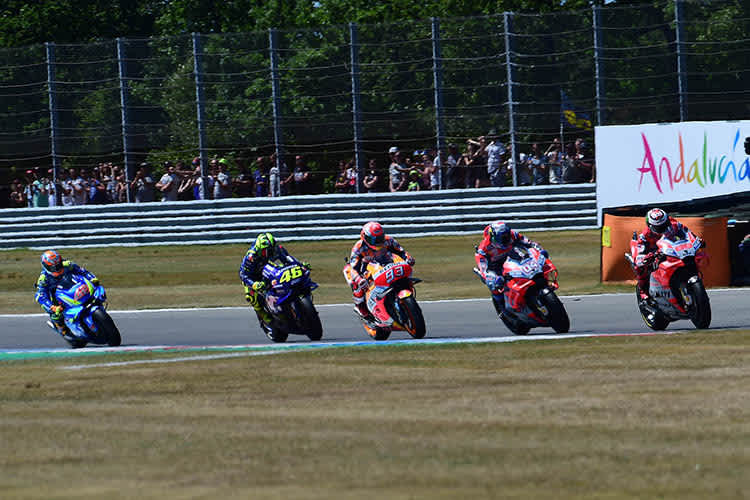 Im Rennen: Lorenzo (99) führt vor Dovi, Márquez, Rossi und Rins