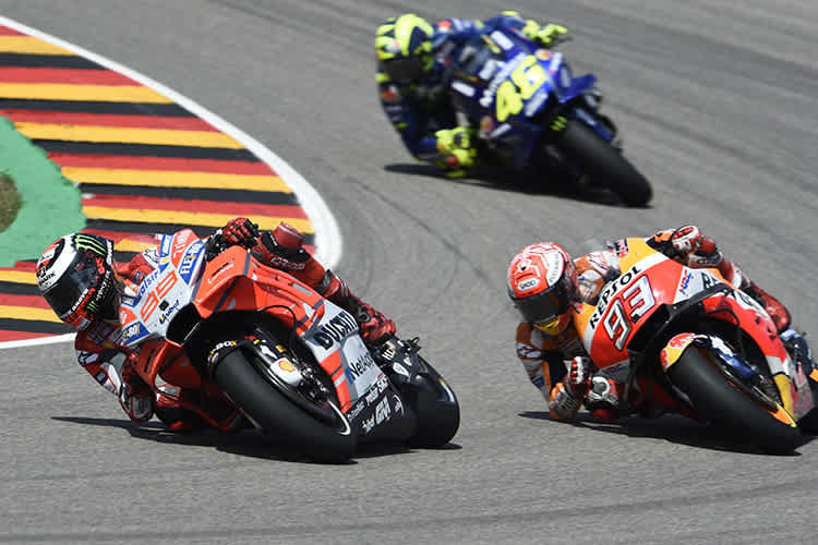 Sachsenring-GP: Lorenzo (99) führt noch vor Márquez und Rossi