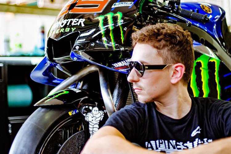 Jorge Lorenzo in Sepang neben seiner Yamaha