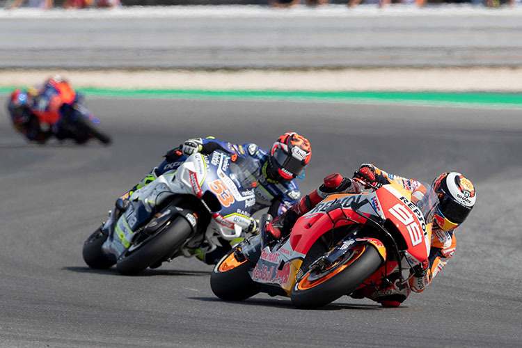 Das ist ein ungewohntes Bild: Jorge Lorenzo wehrt sich gegen Tito Rabat