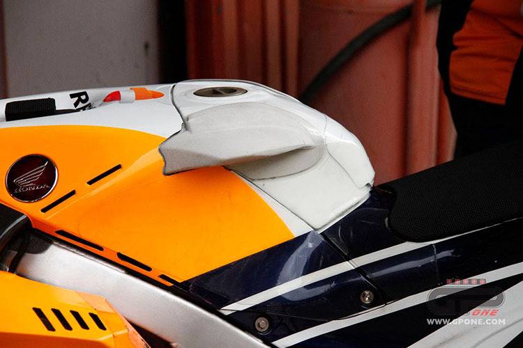 Der neue Tank an der Honda von Lorenzo