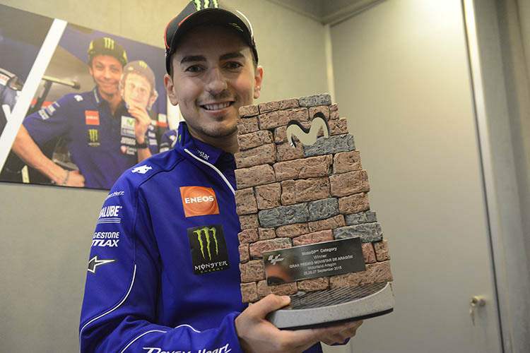 Aragón: Jorge Lorenzo half beim Design der Siegertrophäe für 2015