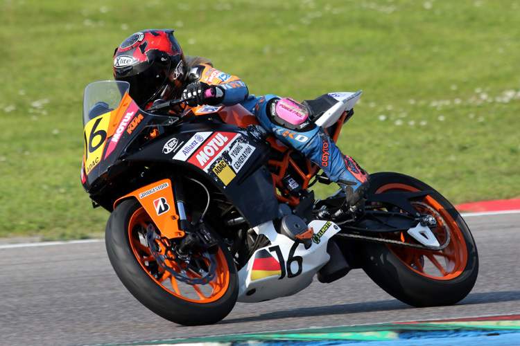 Lucy Michel mit der KTM RC 390