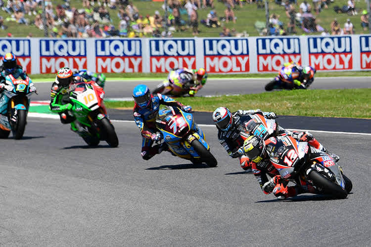 Tom Lüthi im Rennen vor Schrötter und Sieger Márquez