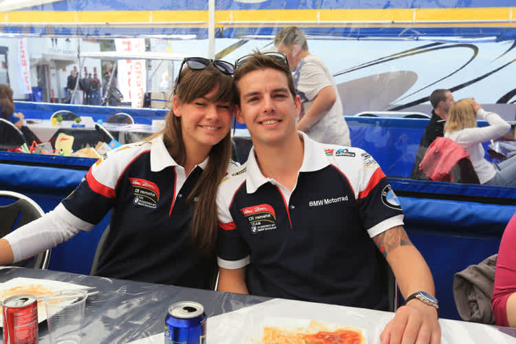 Batien Mackels (re.) bekommt Unterstützung auf der ganzen Linie