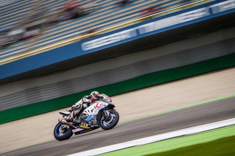 Bastien Mackels holt in Assen einen Pokal