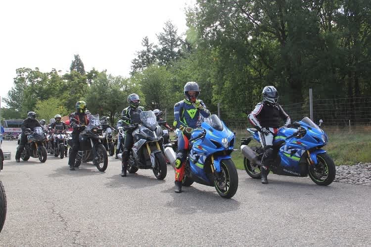 Gleich gehts los: Zwei Gruppen hinter den Instruktoren vor dem Start