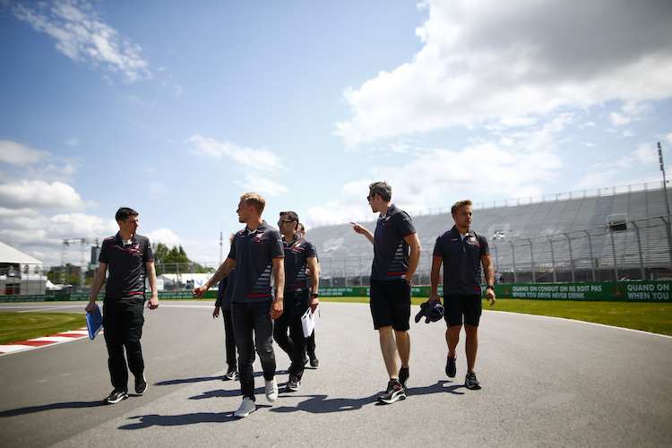 Die GP-Stars sahen sich die Strecke am Donnerstag noch zu Fuss an, heute dürfen sie auf die Piste