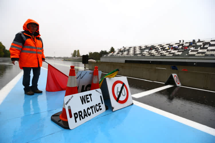 Der Regen hat Magny-Cours erreicht
