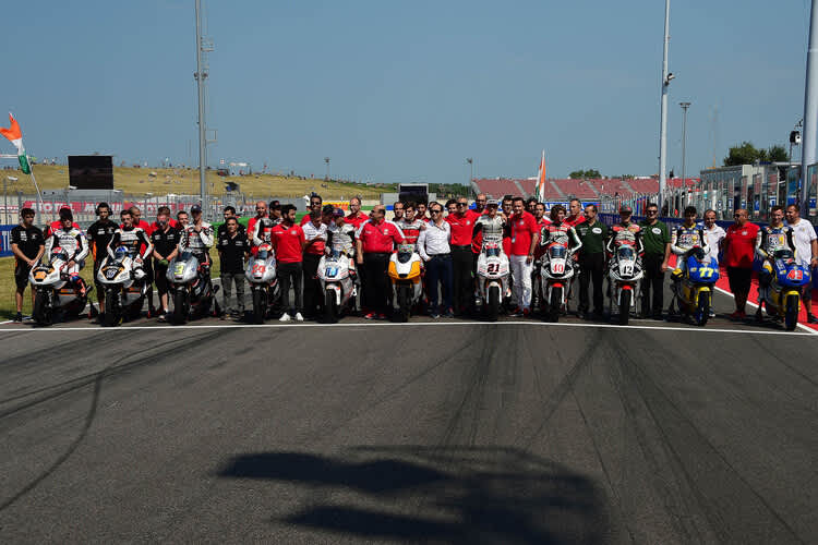 In Misano feierten die Verantwortlichen von Mahindra Racing und ihre Fahrer den 100. Grand Prix