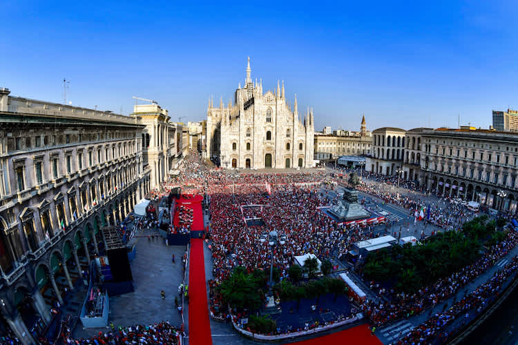 Im September wurden vor dem Mailänder Dom 90 Jahre Ferrari gefeiert, heute sind die Besucher rar geworden