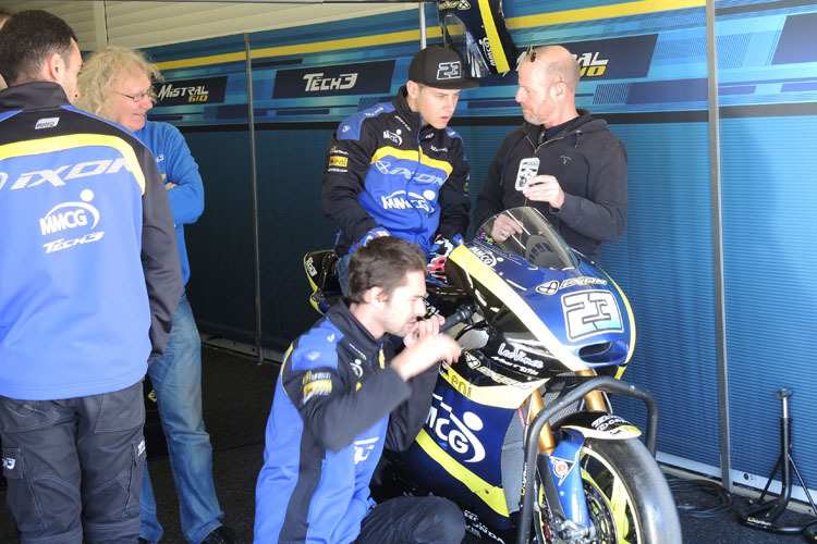 Beim Jerez-Test wird Schrötter von Manager Michael Kories (re., mit Handy) begleitet