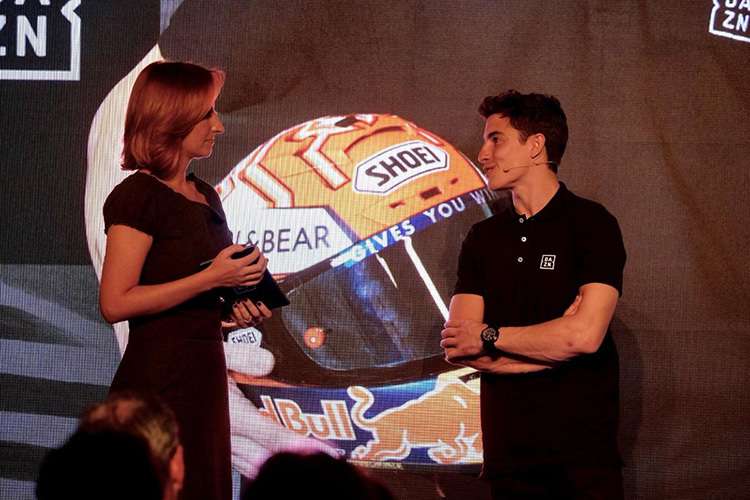 Moderatorin Izaskun Ruiz mit Marc Márquez
