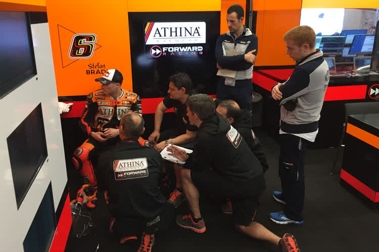 Forward-Yamaha-Box in Texas. Rechts zwei Marelli-Techniker, denen die Ahnungslosigkeit ins Gesicht geschrieben steht.