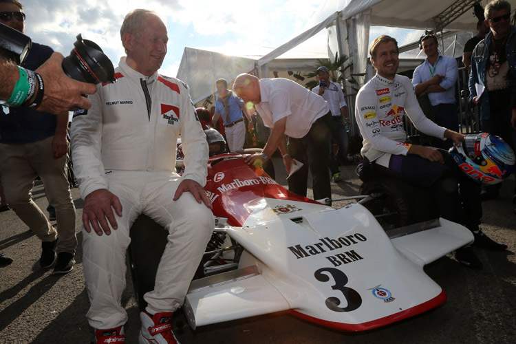 Red Bull-Motorsportberater Dr. Helmut Marko und Champion Sebastian Vettel posieren mit dem BRM